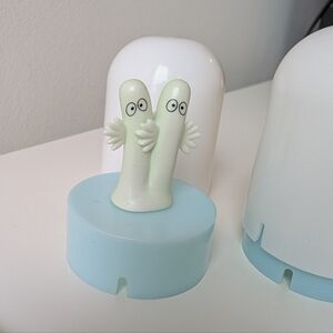 Hattifattener (Nyoronyoro) figurine on blue plateform / in white capsule